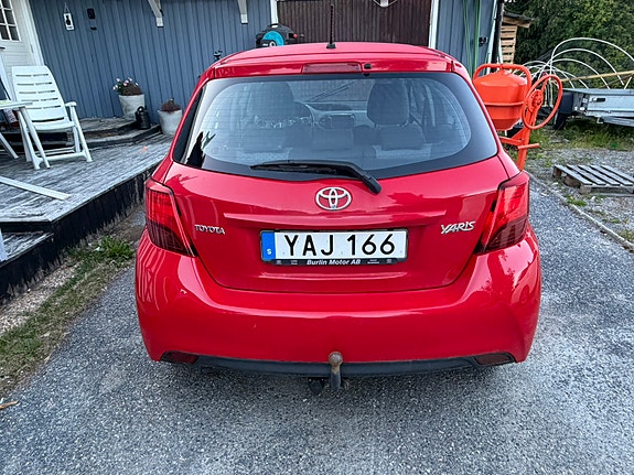 Toyota Yaris 3 of 10