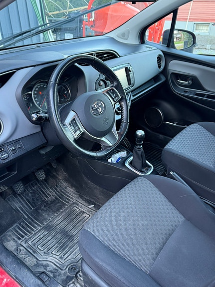 Toyota Yaris 5 of 10