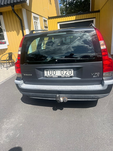 Volvo V70 2 of 5