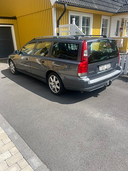 Volvo V70 3 of 5
