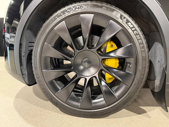 Tesla Model Y 11 of 14
