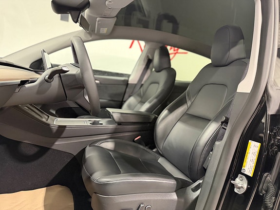 Tesla Model Y 7 of 14