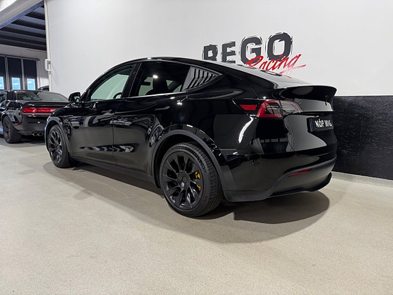 Tesla Model Y 4 of 5