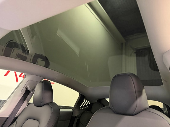 Tesla Model Y 9 of 14