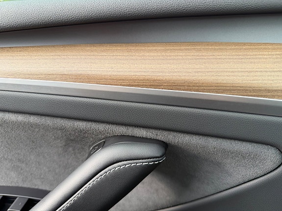 Tesla Model Y 10 of 14