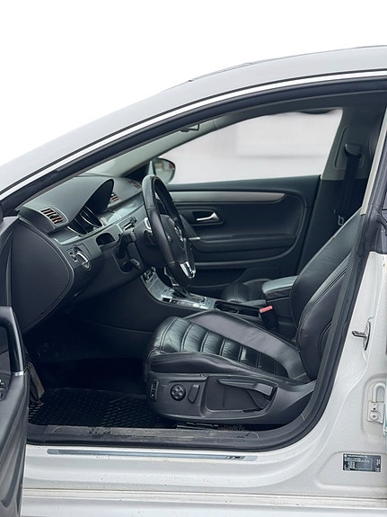 Volkswagen Passat CC 9 of 15