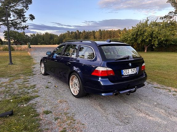 BMW 520i 3 of 5