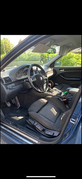 BMW 320i 4 of 5