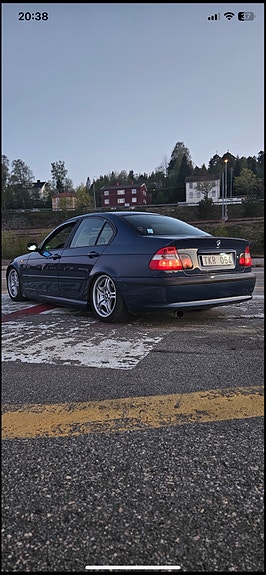 BMW 320i 2 of 5