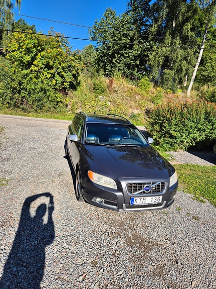 Volvo V70 2 of 5