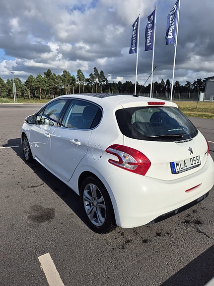 Peugeot 208 2 of 5