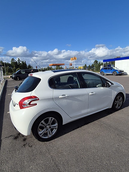 Peugeot 208 3 of 5