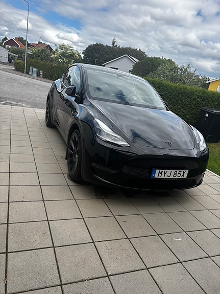 Tesla Model Y 3 of 5