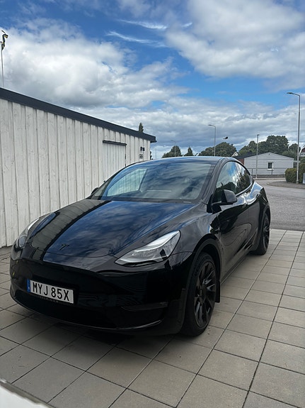 Tesla Model Y 4 of 5