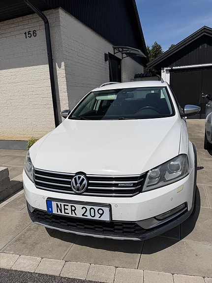 Volkswagen Passat Alltrack 2 of 5