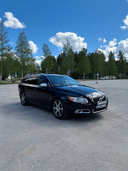 Volvo V70 2 of 5