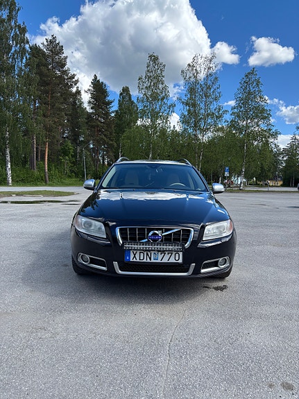 Volvo V70 3 of 5