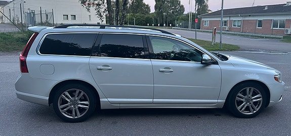 Volvo V70 4 of 17