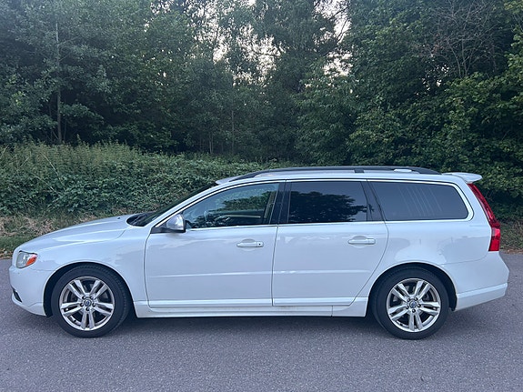 Volvo V70 2 of 17