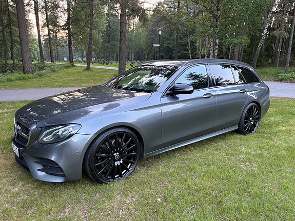 Mercedes-Benz E220 2 of 12