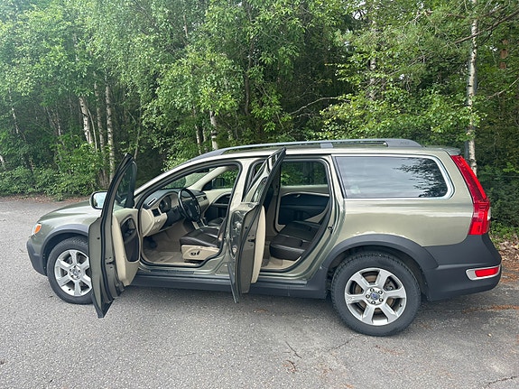 Volvo XC70 3 of 5