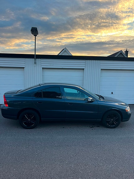 Volvo S60 4 of 5