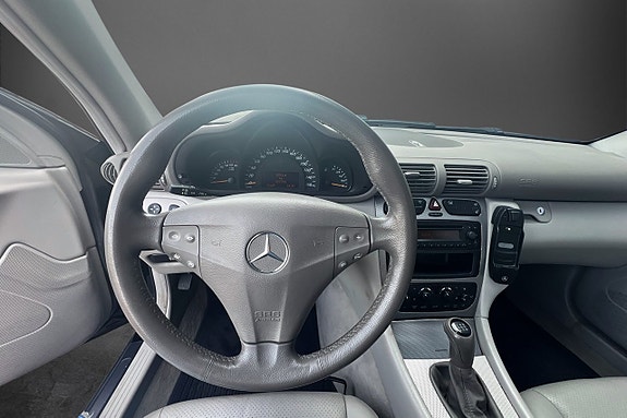 Mercedes-Benz C320 6 of 11