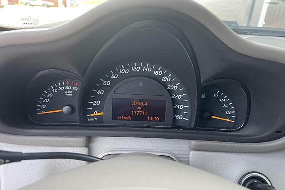Mercedes-Benz C320 7 of 11