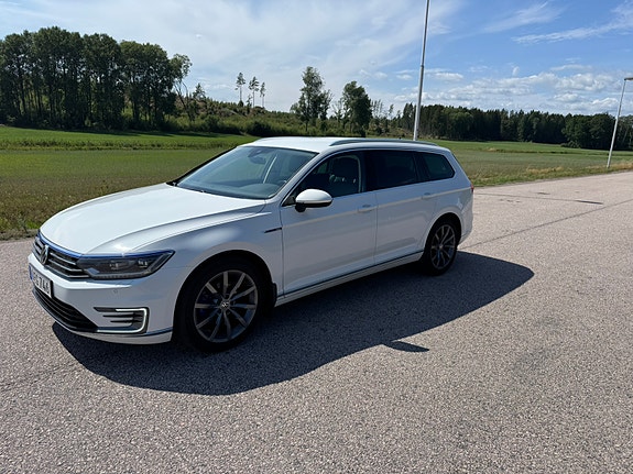 Volkswagen Passat 2 of 8