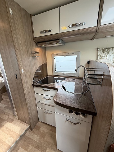 Chausson EXALTIS 7018 (150HK) Queensbed + hyttsäng! ALDE vattenburen! Vinteranpassad! 12V Fläkt! 7 of 21
