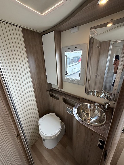 Chausson EXALTIS 7018 (150HK) Queensbed + hyttsäng! ALDE vattenburen! Vinteranpassad! 12V Fläkt! 14 of 21
