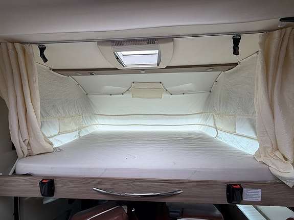 Chausson EXALTIS 7018 (150HK) Queensbed + hyttsäng! ALDE vattenburen! Vinteranpassad! 12V Fläkt! 17 of 21