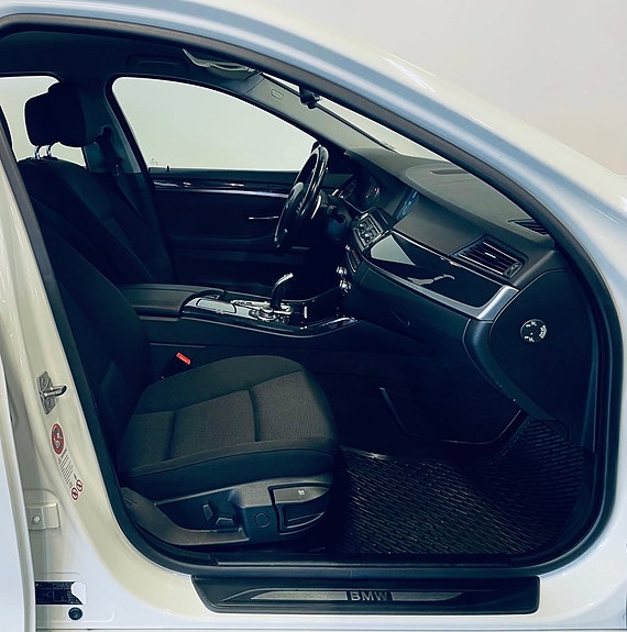 BMW 523i 9 of 13