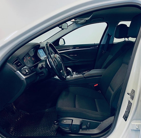 BMW 523i 8 of 13