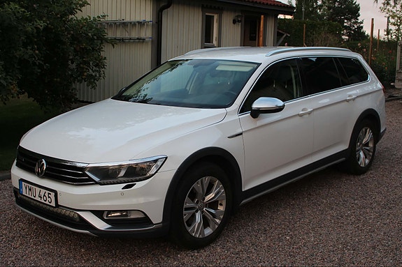 Volkswagen Passat Alltrack 2 of 5