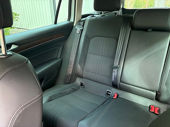 Volkswagen Passat Alltrack 10 of 14