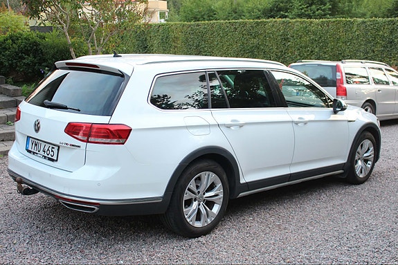 Volkswagen Passat Alltrack 3 of 5