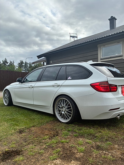BMW 320d 2 of 18