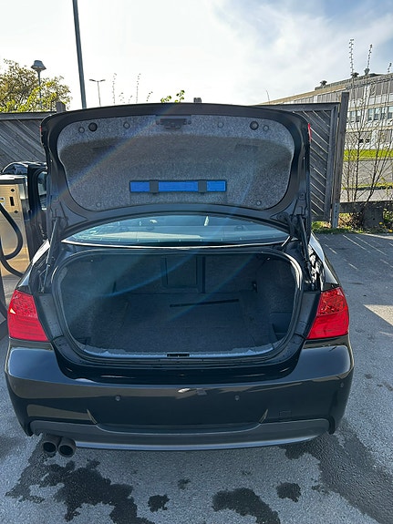 BMW 325i 9 of 9