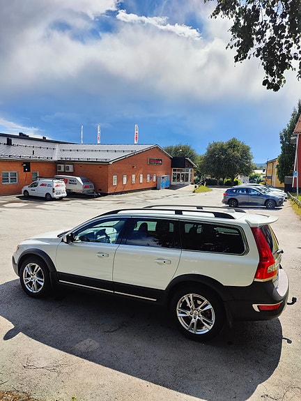 Volvo XC70 3 of 5