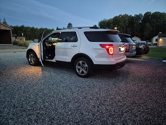 Ford Explorer 4 of 5