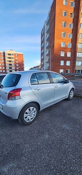 Toyota Yaris 2 of 5