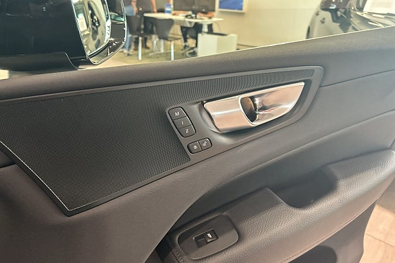 Volvo XC60 13 of 30
