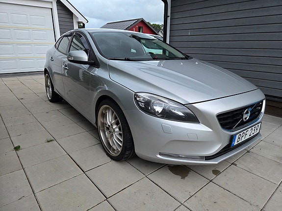 Volvo V40 2 of 5