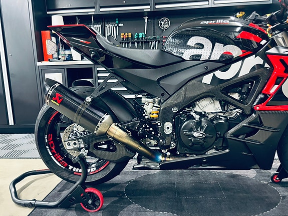 Aprilia Tuono V4 Factory 2 of 4