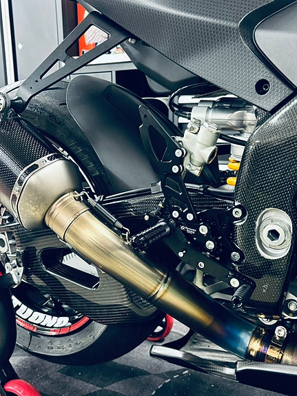 Aprilia Tuono V4 Factory 4 of 4