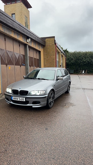 BMW 320i 2 of 3