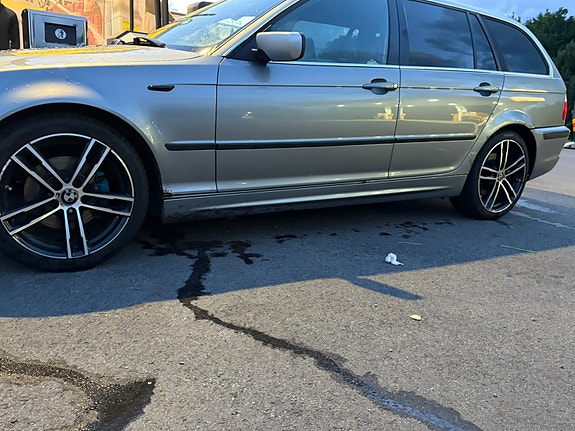 BMW 320i 4 of 5