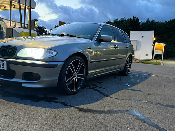 BMW 320i 3 of 5
