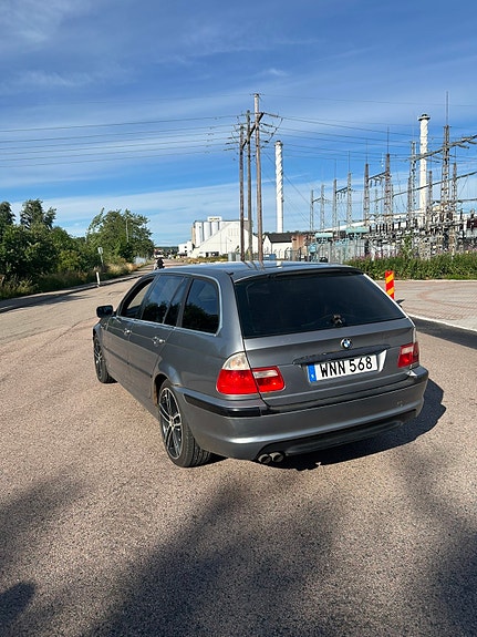 BMW 320i 3 of 3